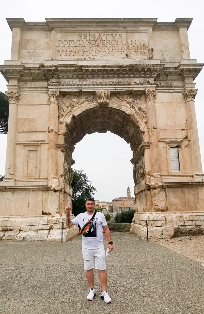 Arcul lui Titus aflat la intrarea în Forul Roman și forurile imperiale.